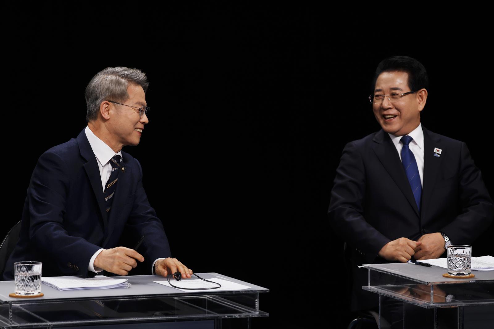 지난달 25일 광주 서구 KBC광주방송에서 열린 민주당 전남광주특별시장 본경선 토론회에 앞서 민형배(왼쪽) 후보와 김영록 후보가 대화를 나누고 있다. 2026.3.25 뉴스1