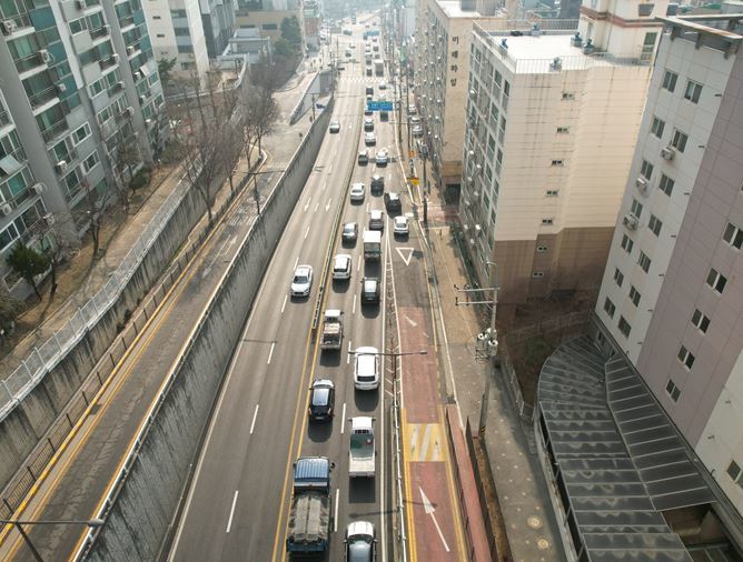 평일 출근 시간대 신사지하차도에서 신사사거리 구간 차량 병목 현상 모습. 은평구청 제공