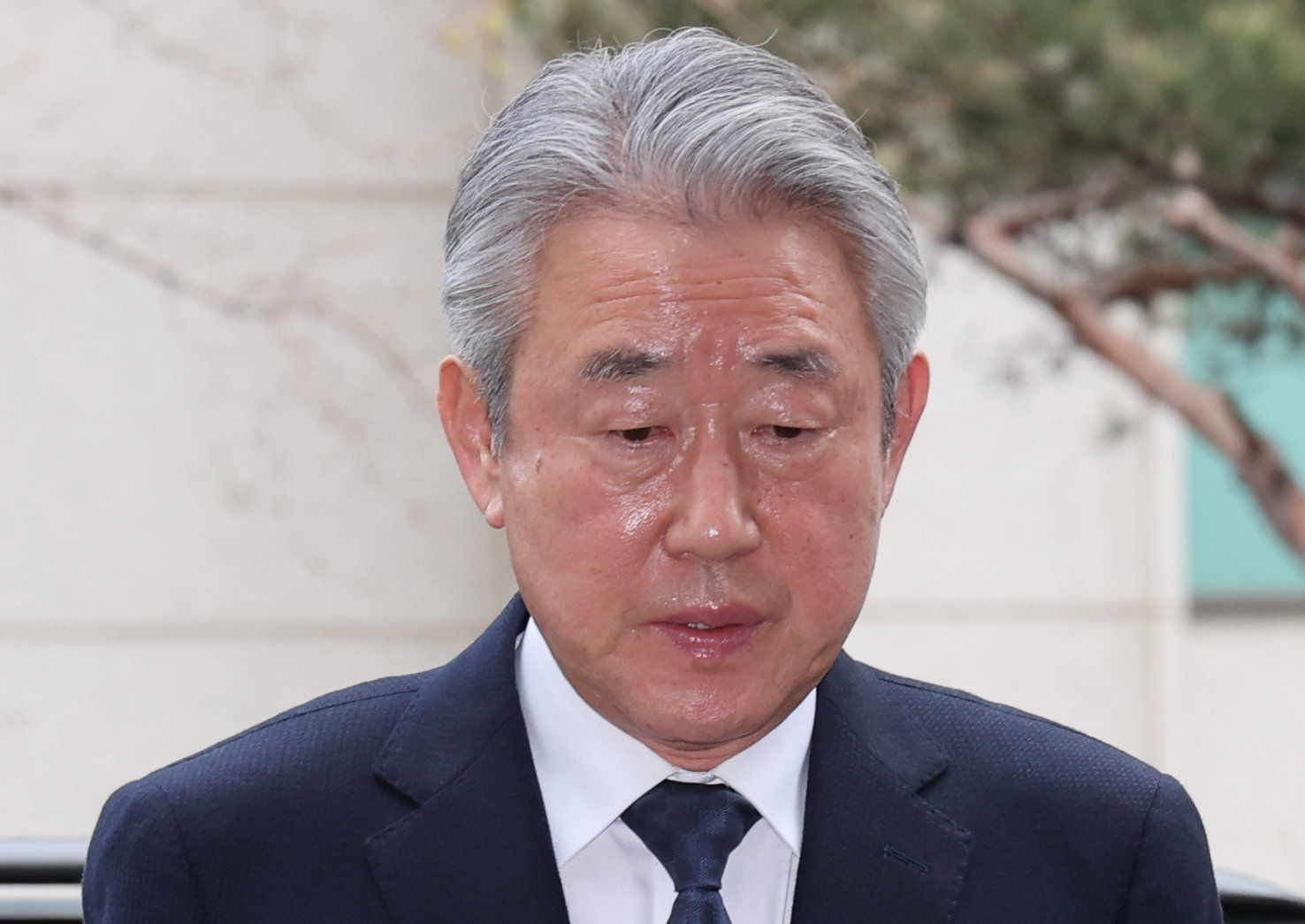 1억원대 뇌물 수수 의혹을 받고 있는 강호동 농협중앙회장이 4일 오전 서울 마포구 서울특별시경찰청 광역수사단으로 조사를 받기 위해 출석하고 있다. 2026.04.04 서울=뉴시스