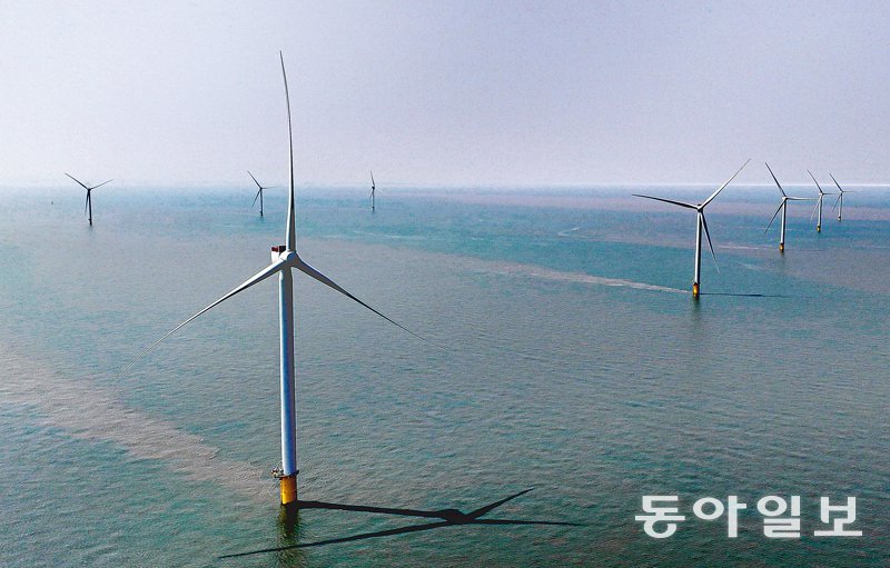 지난달 26일 전남 신안군 자은도 북서쪽에 설치된 전남해상풍력 1단지. 신안=이한결 기자 always@donga.com