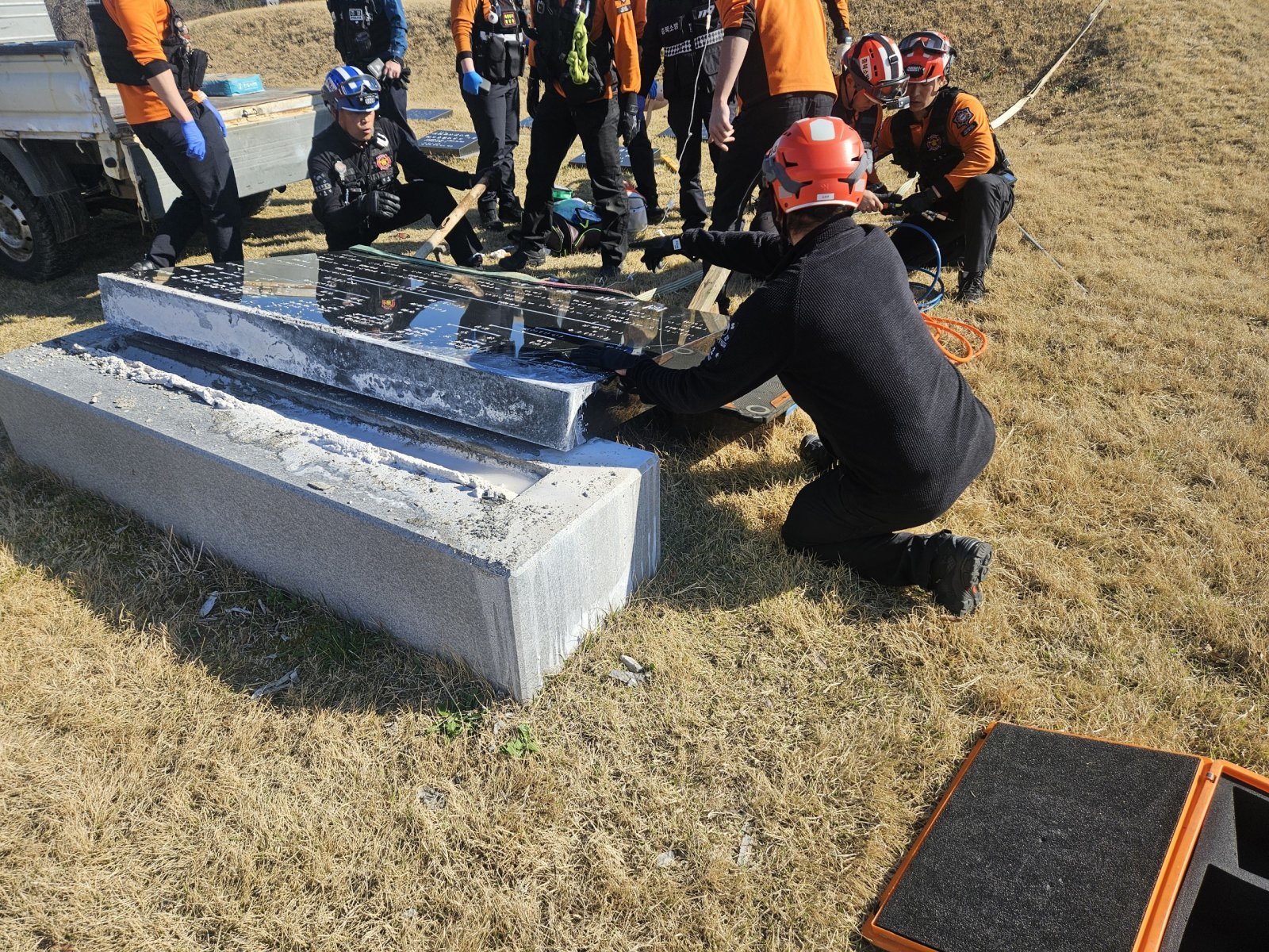기울어진 묘지 비석 세우다…60대 비석에 깔려 숨져