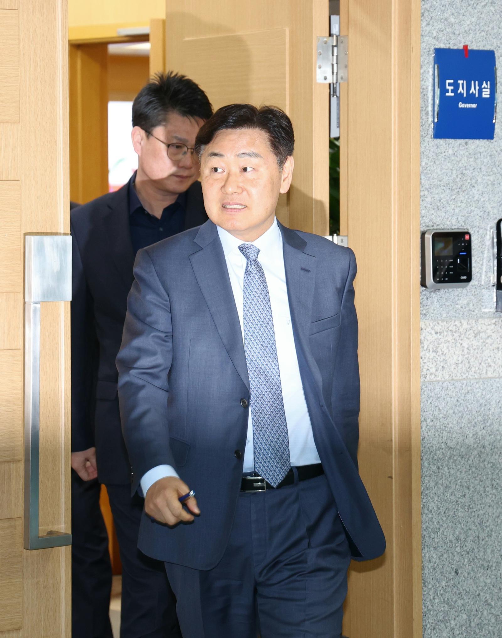 김관영 전북특별자치도지사가 1일 전북 전주시 전북특별자치도청에서 취재진의 돈 봉투 살포 의혹 관련 질의에 답변을 하기위해 도지사실을 나서고 있다. 2026.4.1. 뉴스1