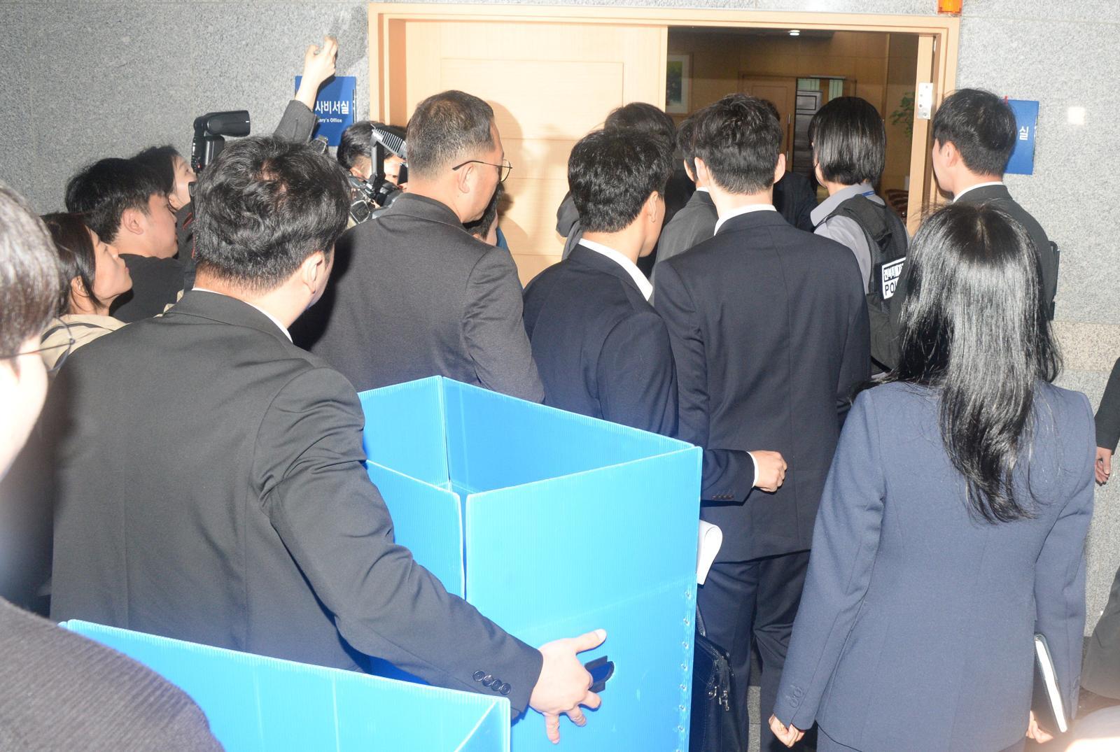 전북경찰청 반부패경제범죄수사대 관계자들이 6일 전북 전주시 전북특별자치도청 도지사실을 찾아 김관영 전북특별자치도지사의 돈봉투 의혹과 관련한 압수수색을 하기 위해 장내로 들어서고 있다. 2026.04.06. 뉴시스