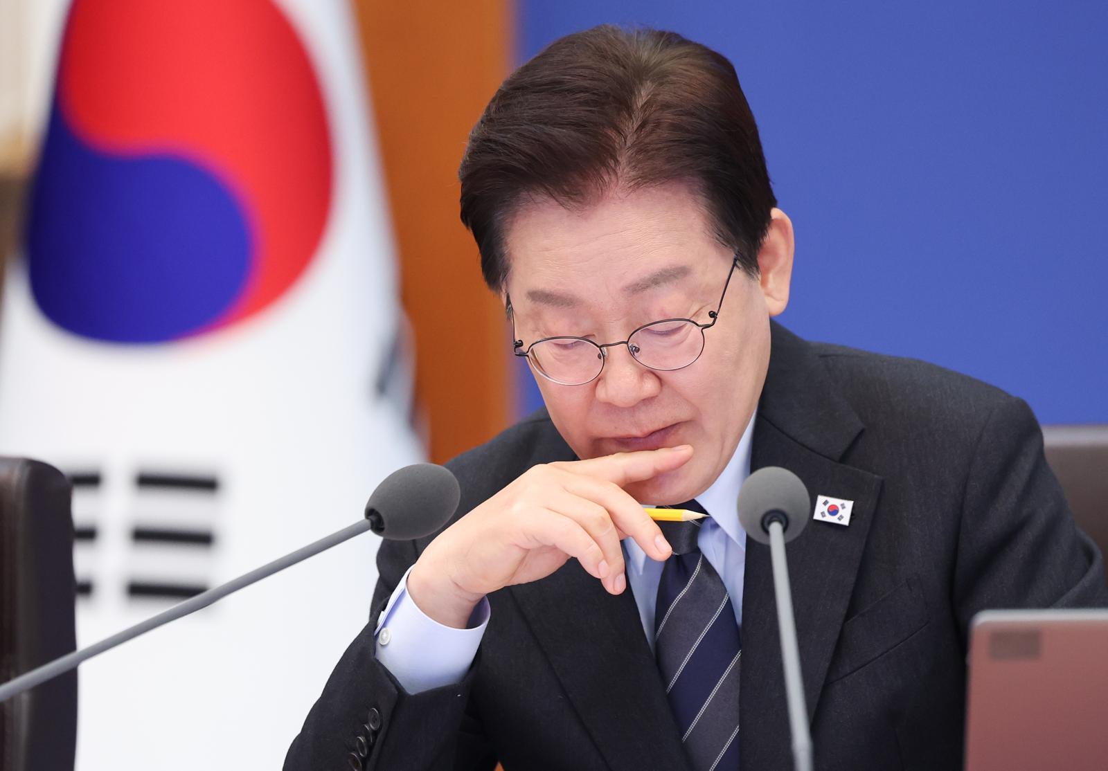 이재명 대통령이 6일 청와대에서 열린 국무회의 겸 제4차 비상경제 점검회의에서 구윤철 부총리 겸 재정경제부 장관의 5개 대응반별 조치사항 점검 및 향후 계획 보고를 받고 있다. 2026.4.6 ⓒ 뉴스1