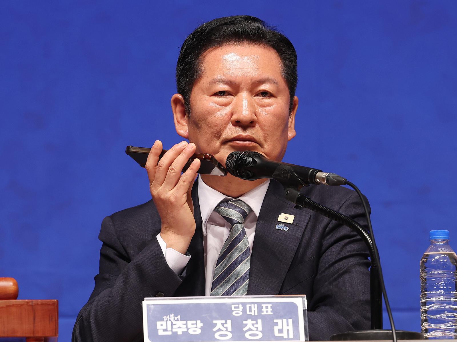 6일 경기도 수원시 경기아트센터에서 열린 더불어민주당 현장최고위원회의에서 정청래 대표가 검찰이 이화영 전 경기도 평화부지사 조사 중 회유를 위해 ‘연어 술파티’를 벌였다는 의혹과 관련한 교도관들의 증언 음성을 재생하고 있다. 사진공동취재단.