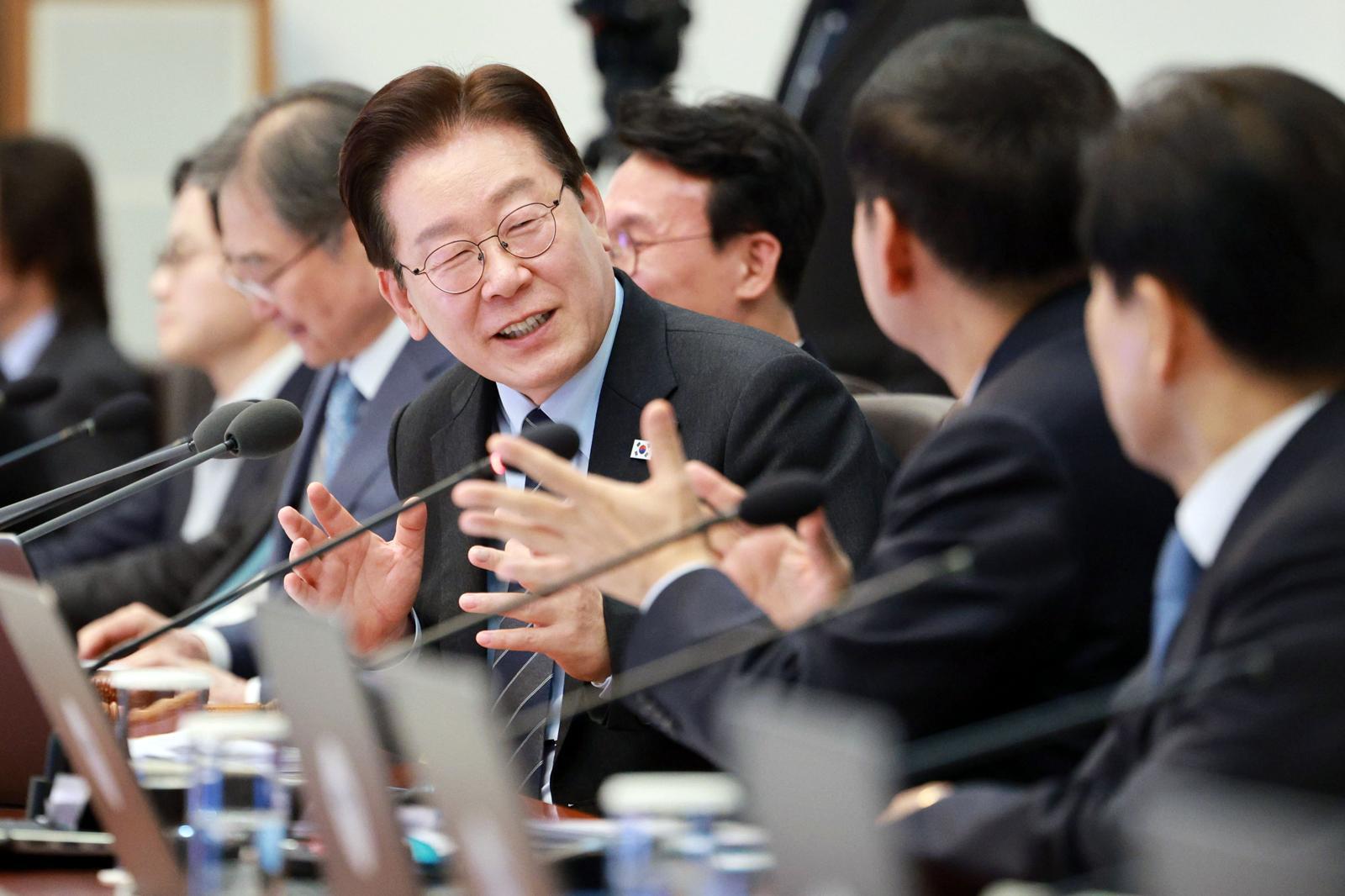 이재명 대통령이 6일 청와대에서 열린 국무회의 겸 비상경제점검회의에서 구윤철 경제부총리 겸 재정경제부 장관과 대화하고 있다. 뉴시스