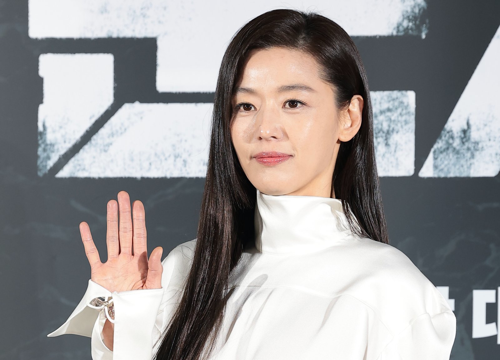 11년 만에 ‘군체’로 돌아온 전지현 “날 것의 느낌을 살려 전달하려 해”