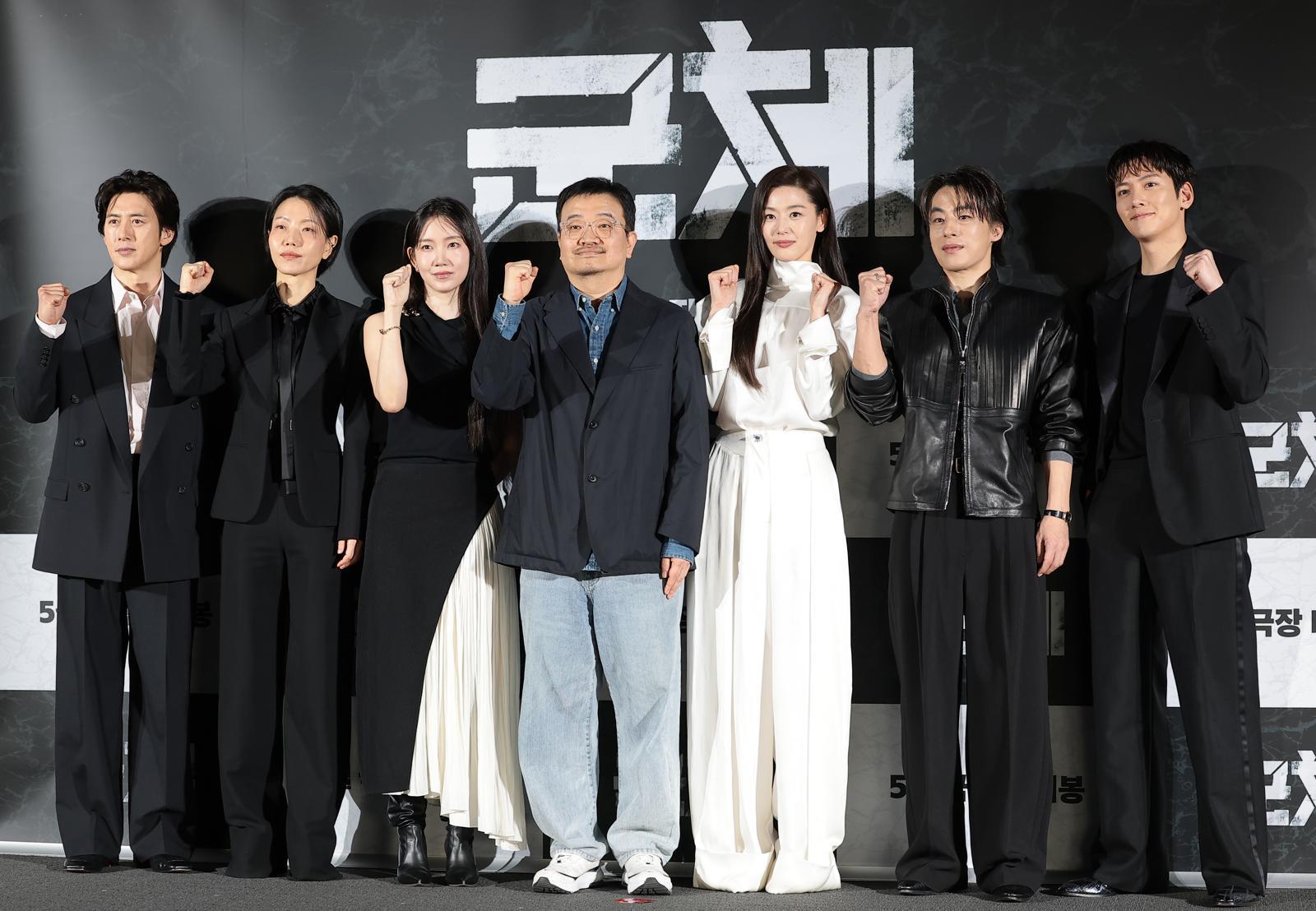 배우 고수(왼쪽부터)와 김신록, 신현빈, 연상호 감독, 전지현, 구교환, 지창욱이 6일 서울 용산구 CGV용산아이파크몰에서 열린 영화 ‘군체’ 제작보고회에 참석해 포즈를 취하고 있다. ‘군체’는 정체불명의 감염사태로 봉쇄된 건물 안, 고립된 생존자들이 예측할 수 없는 형태로 진화하는 감염자들에 맞서 벌이는 사투를 그린 작품이다. 2026.4.6 ⓒ 뉴스1