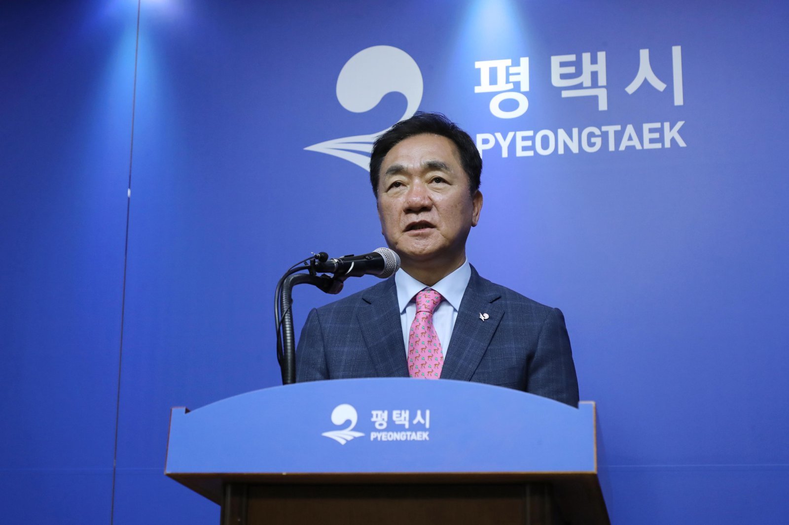 정장선 평택시장이 ‘고덕국제화계획지구’(고덕국제신도시) 내 주한미군 ‘알파탄약고’ 이전이 최종 완료됐다고 브리핑하고 있다. 평택시 제공