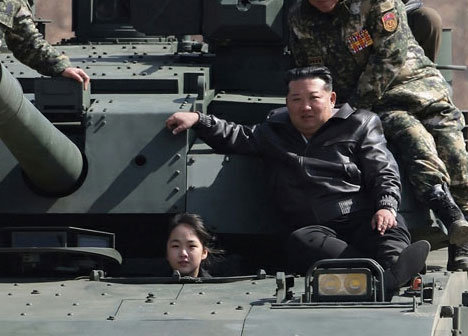 북한 노동당 기관지 노동신문은 20일 “조선노동당 총비서이시며 조선민주주의인민공화국 국무위원장이신 경애하는 김정은 동지께서 3월 19일 조선인민군 수도방어군단직속 평양 제60훈련기지를 방문하시고 보병, 땅크(탱크)병구분대들의 협동공격전술연습을 참관했다”라고 보도했다. 평양 노동신문=뉴스1