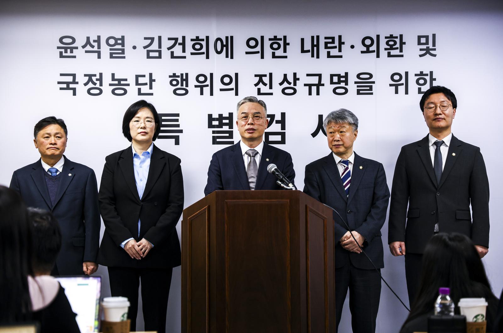 권창영(가운데) 2차 종합특검팀 특별검사가 25일 경기 과천시 2차 종합특검팀 사무실에서 특검보와 대변인을 소개한 뒤 입장문을 발표하고 있다. 2026.02.25 [과천=뉴시스]