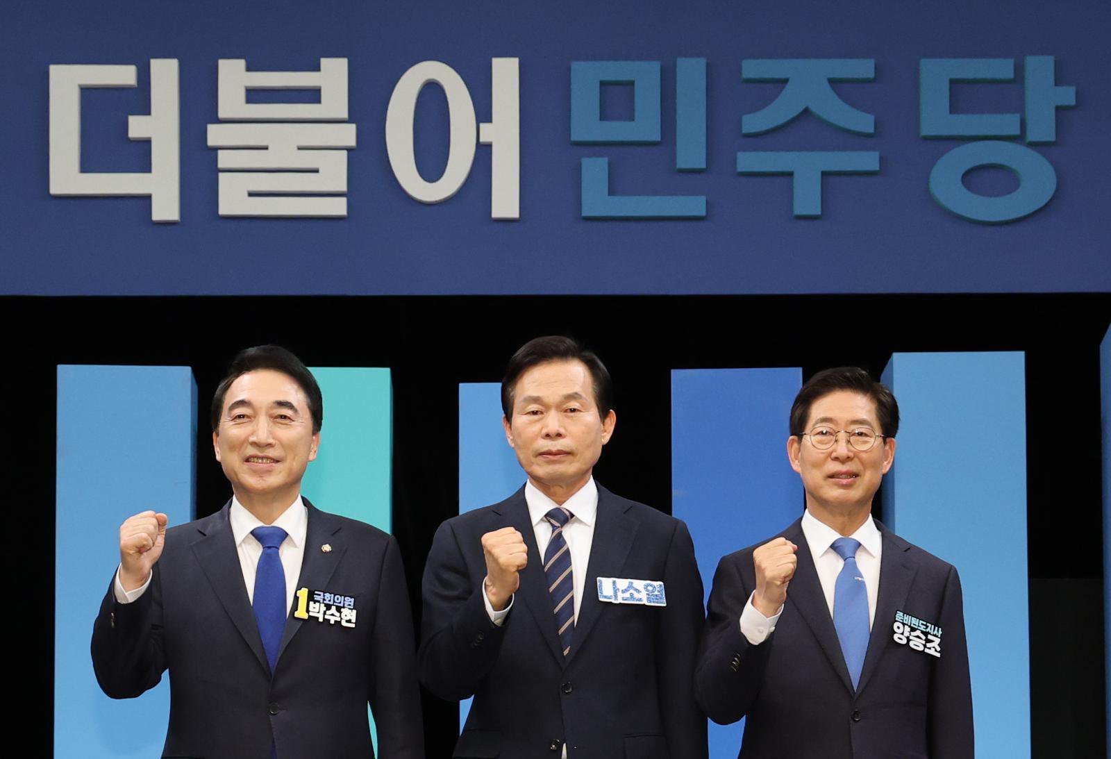지난 2일 대전 유성구 대전MBC에서 진행된 더불어민주당 충남도지사 본경선 후보자 토론회에서 박수현(왼쪽부터), 나소열, 양승조 후보가 포즈를 취하고 있다. 2026.4.2 ⓒ 뉴스1