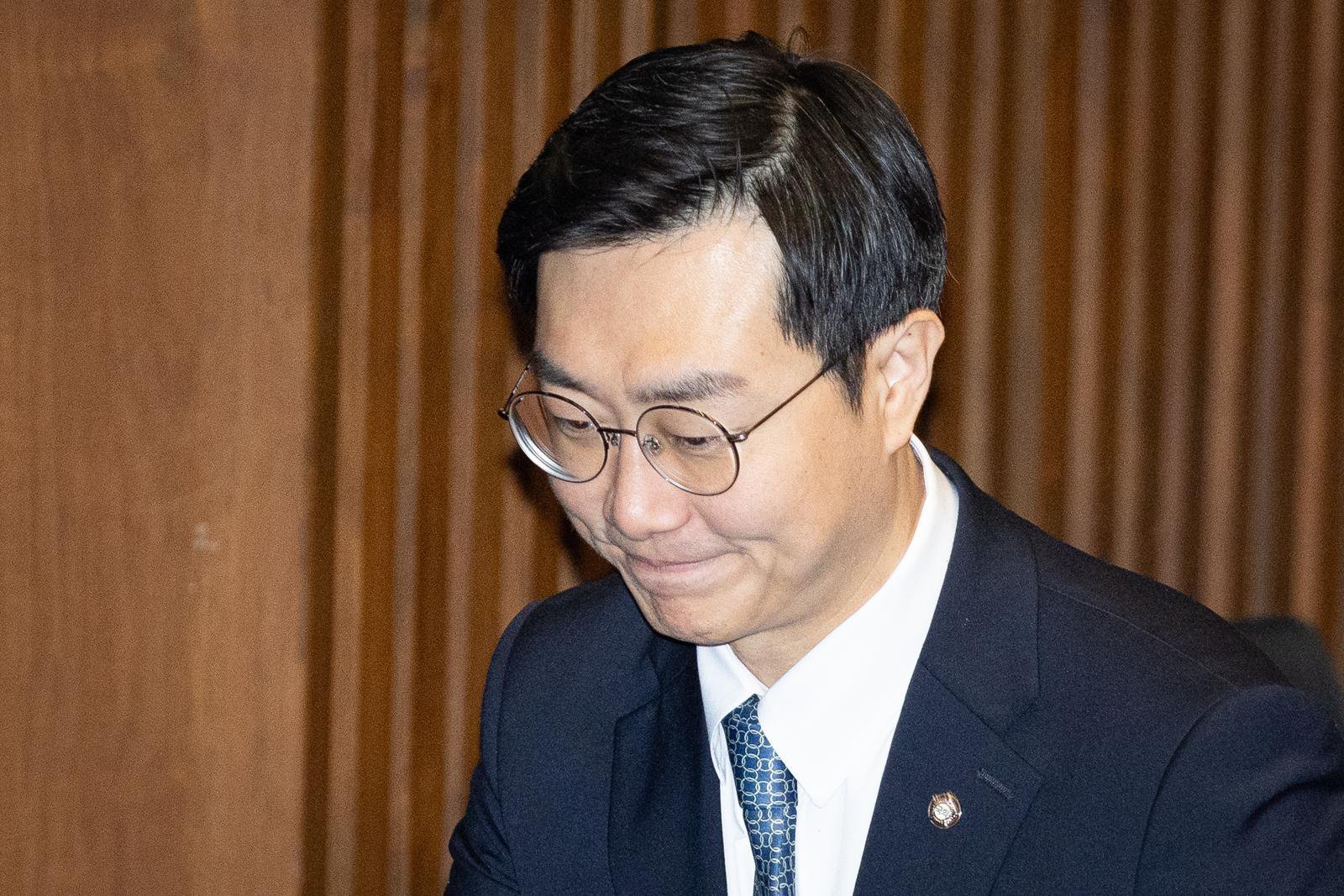 더불어민주당을 탈당한 장경태 의원이 지난달 20일 당시 서울 여의도 국회에서 열린 제433회 국회(임시회) 제2차 본회의에서 공소청법안(대안)에 대한 무제한토론 종결 동의의 건 표결 후 본회의장을 빠져나가고 있다. 2026.3.20 ⓒ 뉴스1