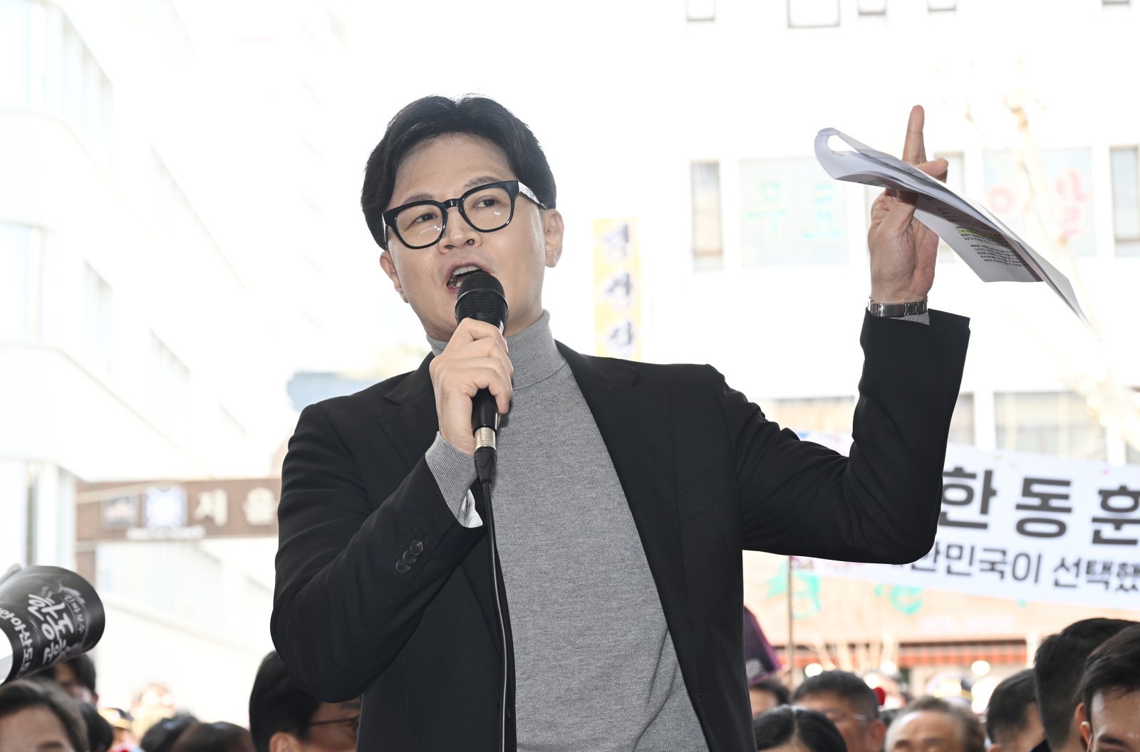 [서울=뉴시스] 정병혁 기자 = 한동훈 전 국민의힘 대표가 지난달 22일 서울 동대문구 경동시장을 찾아 연설하고 있다. 