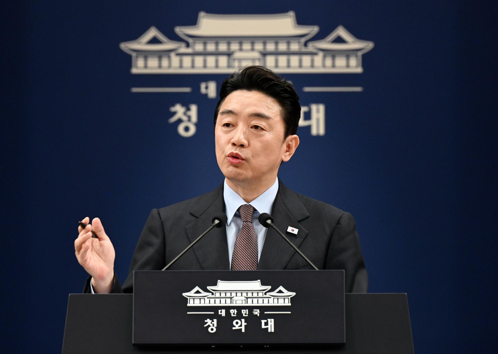 강훈식 비서실장이 6일 청와대 춘추관에서 UAE체류 국민 귀국 지원과 원유 확보와 관련된 브리핑을 하고 있다. 청와대사진기자단 2026.03.06