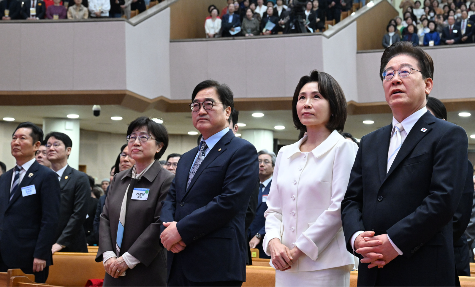 이재명 대통령과 부인 김혜경 여사가 5일 서울 여의도순복음교회에서 열린 2026 부활절 연합예배에서 찬송가를 부르고 있다. 청와대사진기자단