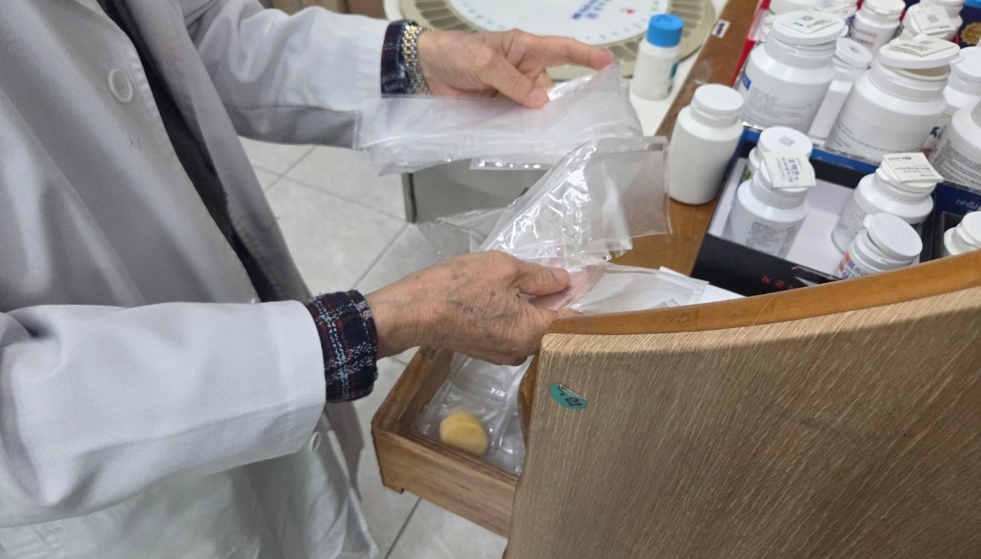 5일 오후 1시 30분께 전북 전주시 완산구의 한 약국에서 근무하는 A 씨가 약국에서 사용하는 비닐 포장지를 꺼내고 있다. 2026.4.5 뉴스1