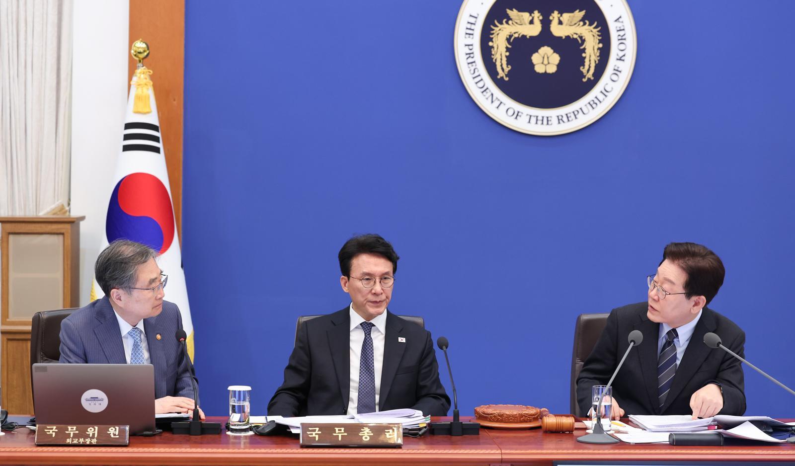 이재명 대통령이 6일 청와대에서 열린 국무회의 겸 제4차 비상경제 점검회의에서 조현 외교부 장관에게 질의하고 있다. 2026.4.6 뉴스1