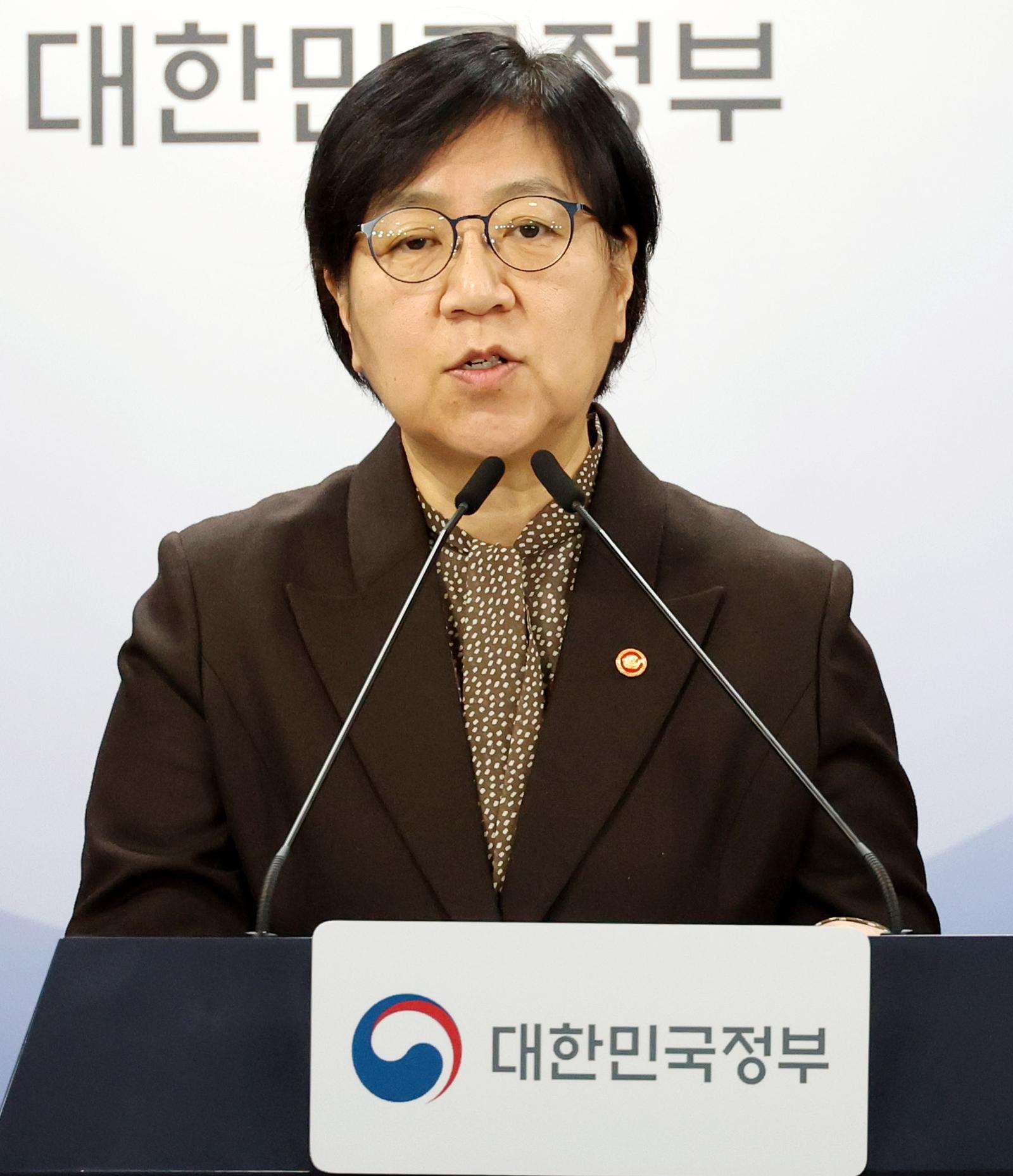정은경 보건복지부 장관이 7일 오전 서울 종로구 정부서울청사에서 의료제품 수급대응 관계부처 합동 브리핑을 하고 있다. 2026.04.07. 서울=뉴시스