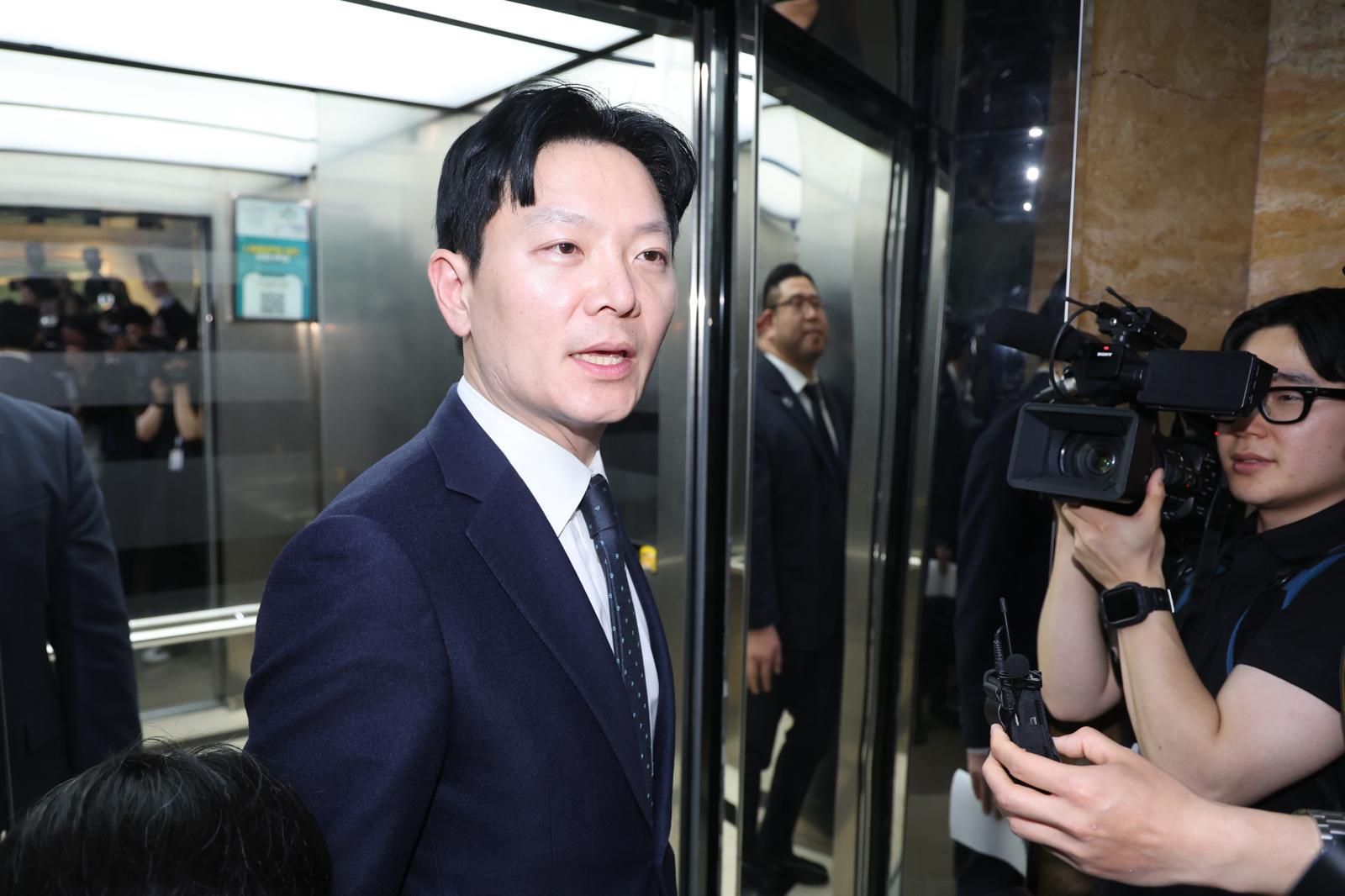 쌍방울 대북송금 사건을 담당했던 박상용 검사가 3일 서울 여의도 국회에서 열린 윤석열정권정치검찰조작기소의혹사건진상규명국정조사특별위원회 전체회의에서 증인 선서 거부로 퇴장당한 후 취재진에게 입장을 밝히고 있다. 뉴스1