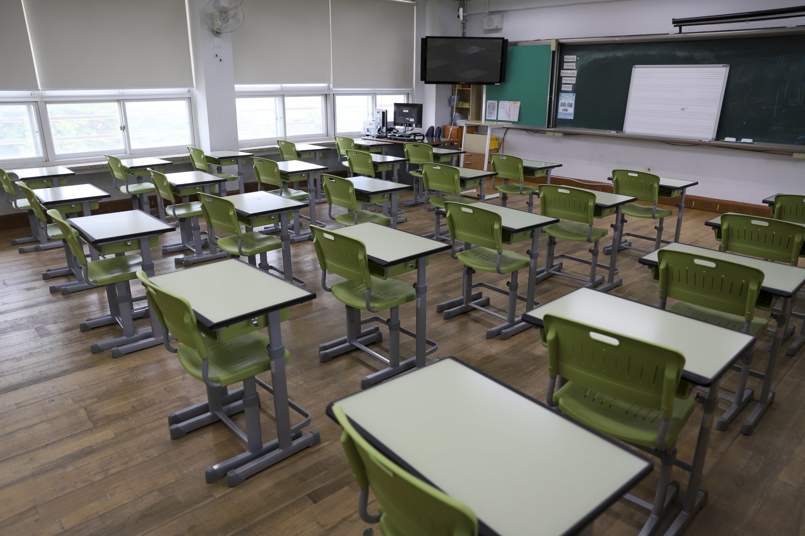 행정 서류에 짓눌린 중·고교 교사…93% “평가계획서 과도”