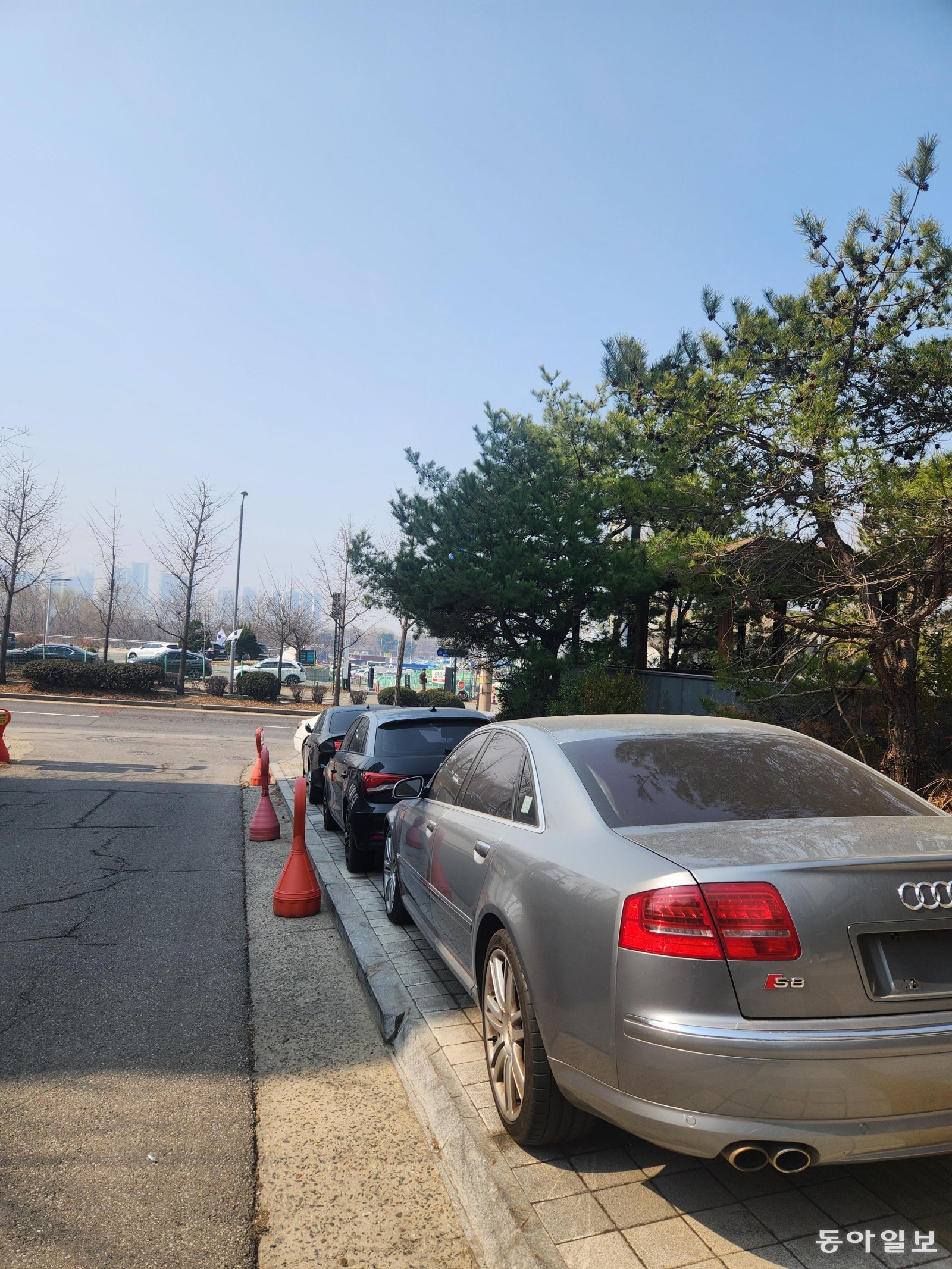 인천 연수구 옥련동 옛 송도유원지 인근 이면도로에 번호판을 뗀 수출용 중고차들이 인도를 점령한 채 줄지어 불법 주차돼 있다. 황금천 기자  kchwang@donga.com