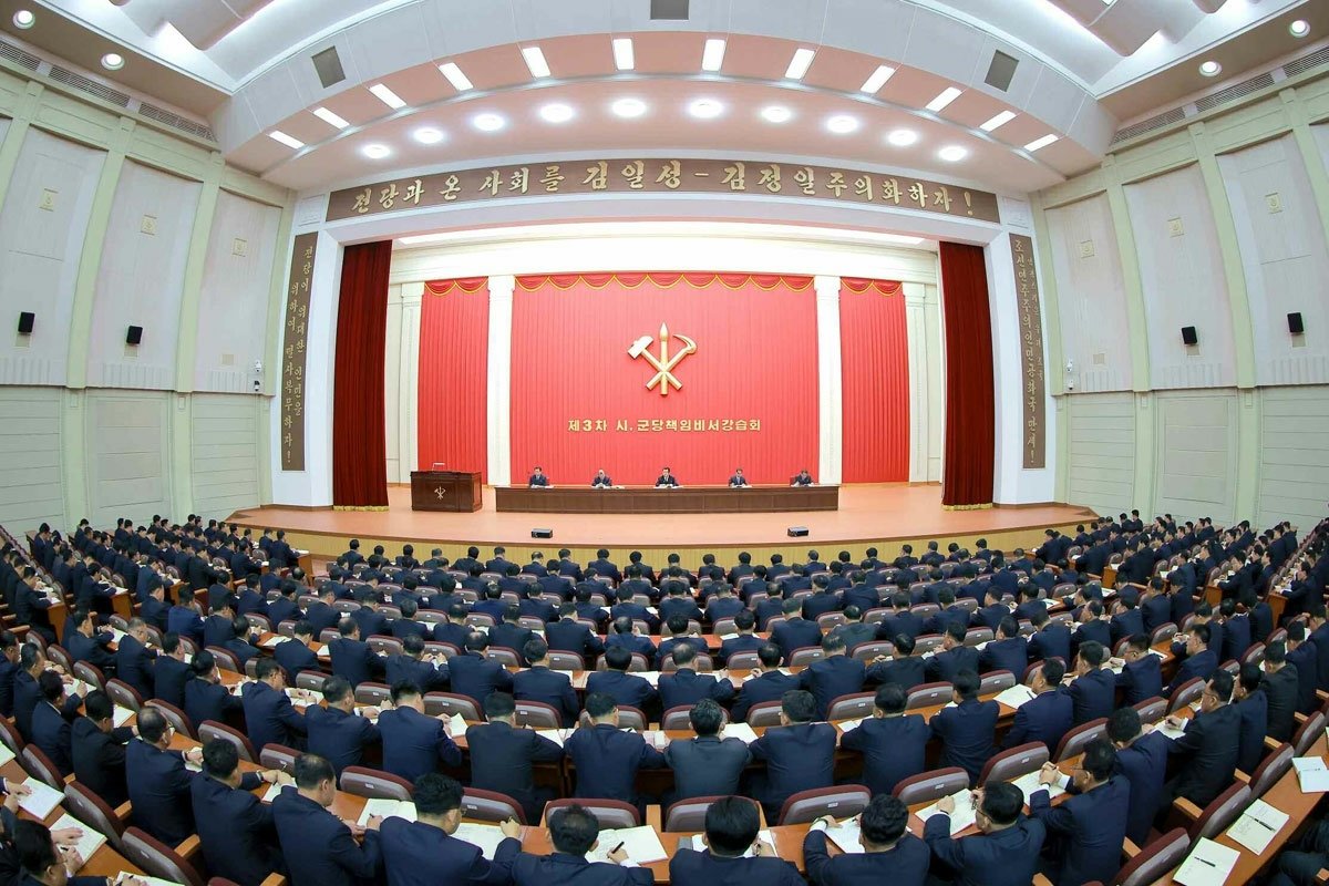 북한 노동당 기관지 노동신문은 7일 “당 제9차 대회가 제시한 웅대한 투쟁강령을 높이 받들고 혁명의 새로운 발전국면을 열어나가기 위한 전인민적 진군이 개시된 중대한 시기에 제3차 시·군 당 책임비서 강습회가 4일부터 6일까지 진행됐다＂고 보도했다. (평양 노동신문=뉴스1)