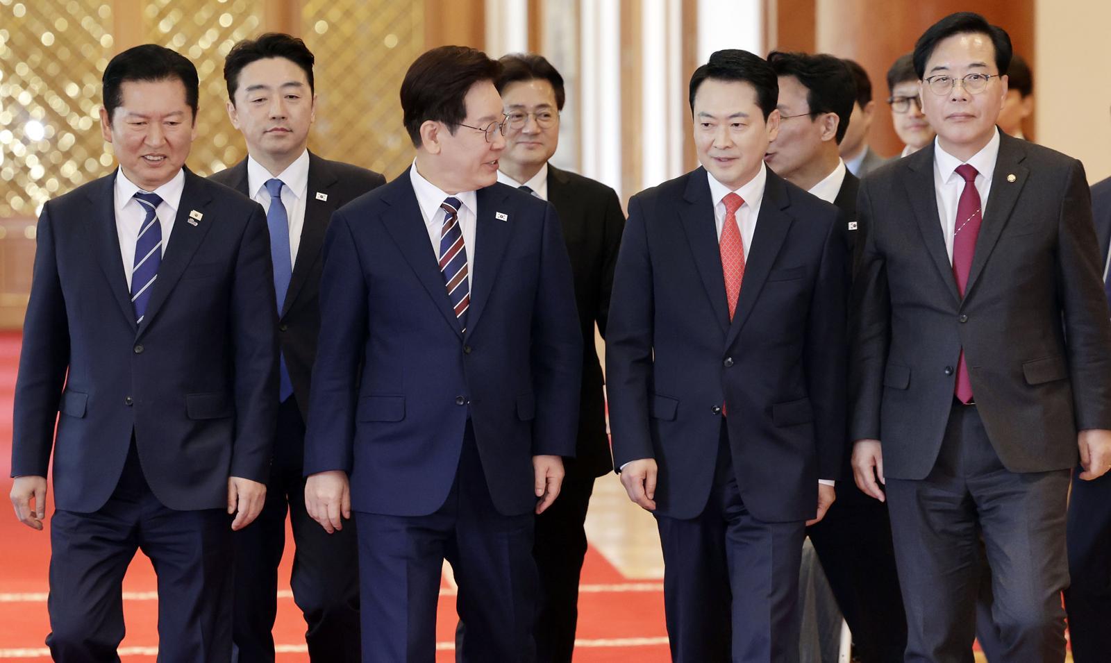 이재명 대통령과 정청래 더불어민주당 대표, 장동혁 국민의힘 대표가 7일 청와대에서 열린 여야정 민생경제협의체 회담 및 오찬에 입장하고 있다. (청와대통신사진기자단) 2026.4.7 뉴스1