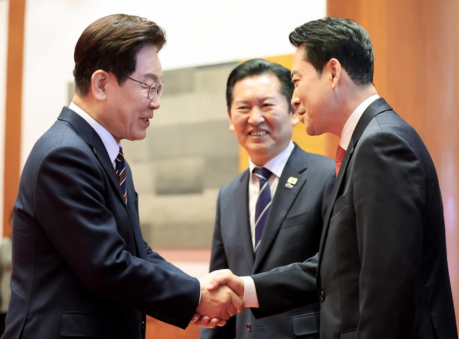 이재명 대통령이 7일 청와대에서 열린 여야정 민생경제협의체 회담 및 오찬에서 장동혁 국민의힘 대표와 악수하고 있다.  뉴시스