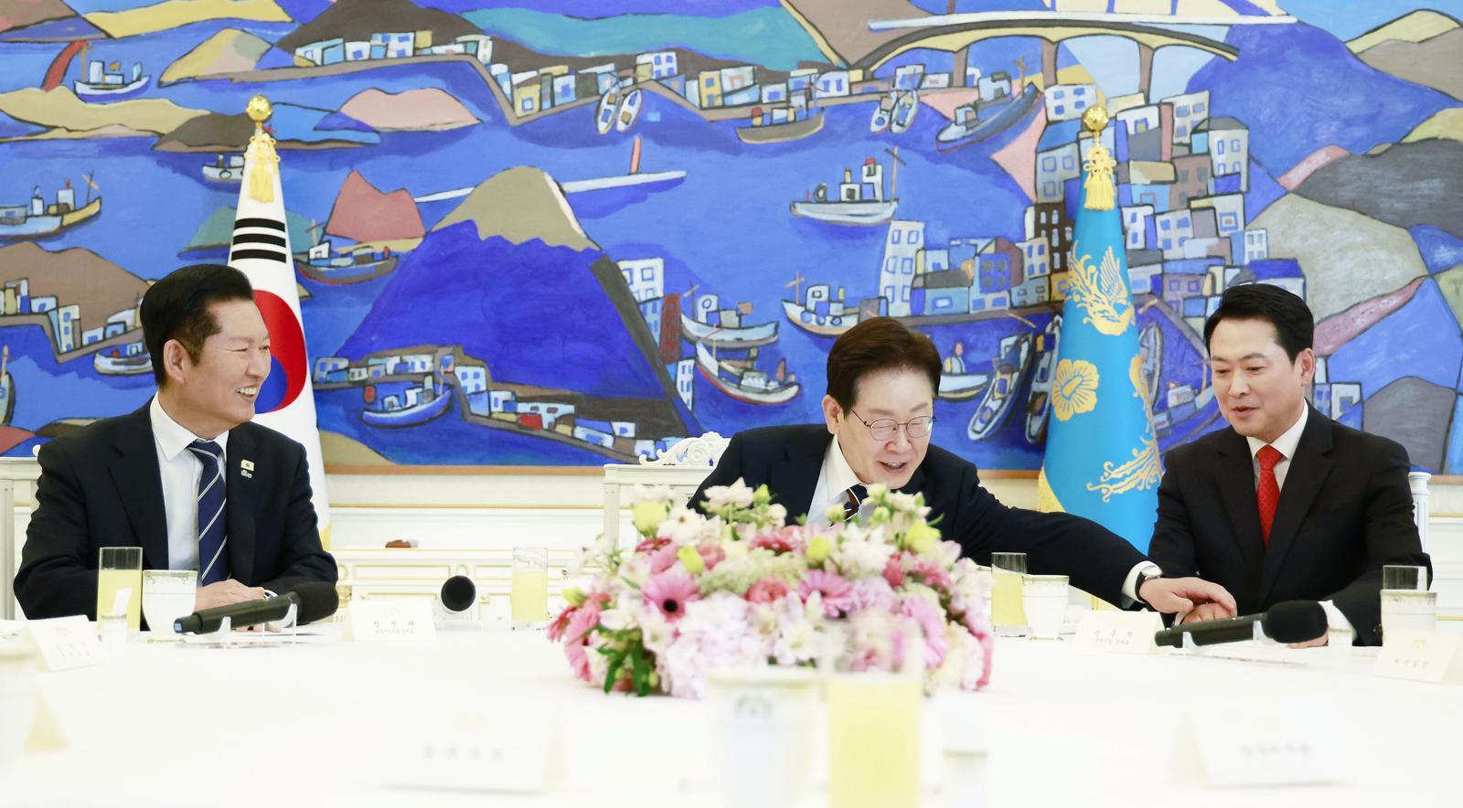이재명 대통령이 7일 청와대에서 열린 여야정 민생경제협의체 회담 및 오찬에서 장동혁 국민의힘 대표에게 먼저 발언할 것을 권하고 있다.  뉴시스