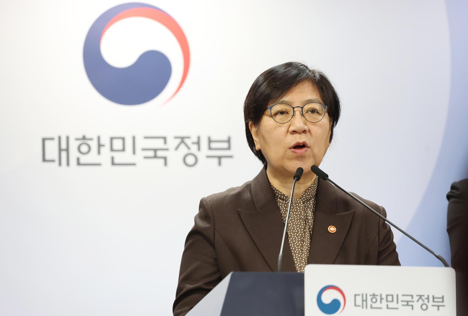 정은경 보건복지부 장관이 7일 서울 종로구 세종대로 정부서울청사에서 의료제품 수급대응 관계부처 합동 브리핑을 하고 있다. 2026.4.7. 뉴스1