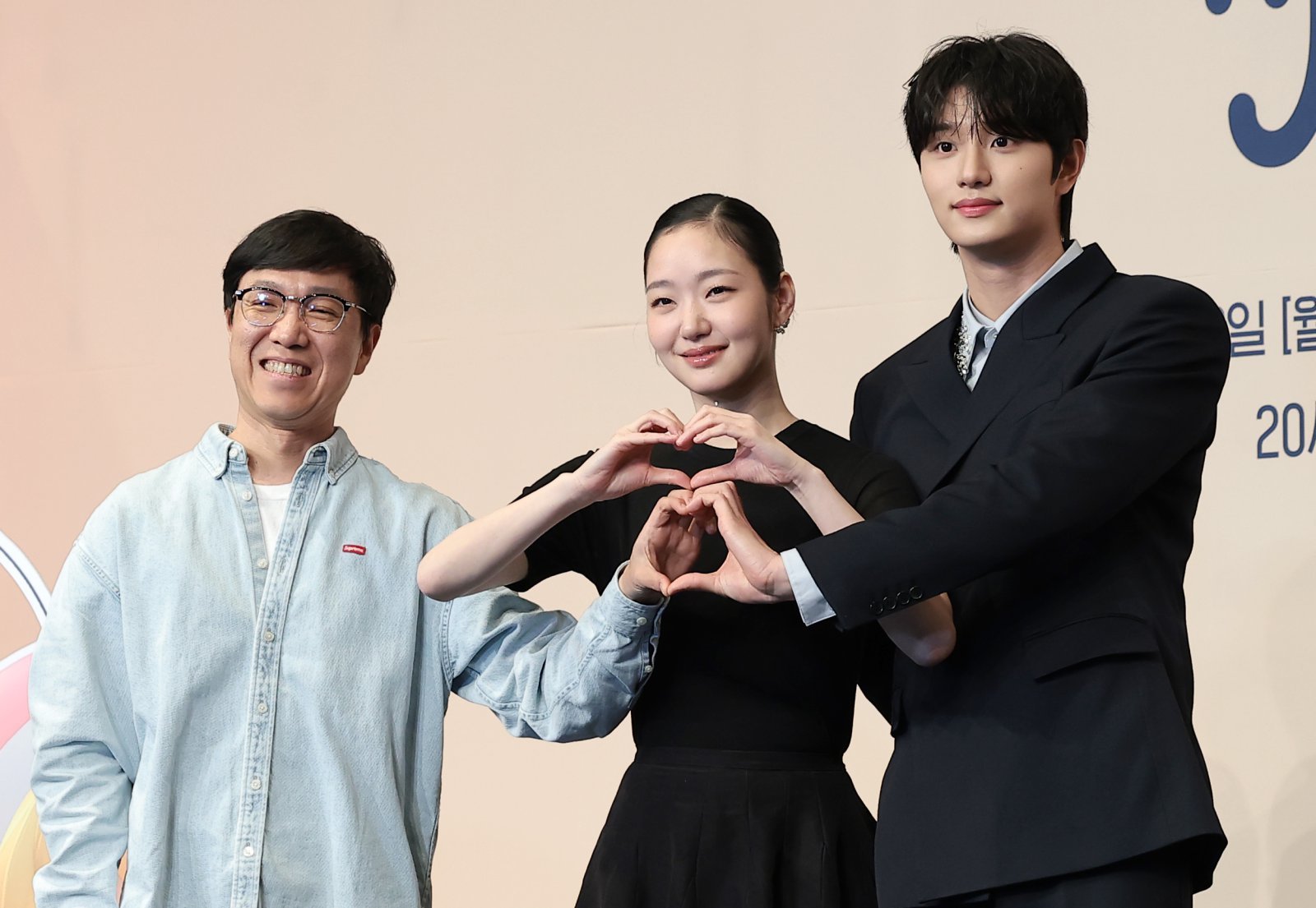 이상엽 감독(왼쪽부터)과 배우 김고은, 김재원이 7일 서울 구로구 더 링크호텔 서울에서 열린 티빙 새 드라마 ‘유미의 세포들3’(극본 송재정, 김경란) 제작발표회에 참석해 포즈를 취하고 있다. ‘유미의 세포들3’는 스타작가가 된 유미(김고은 분)의 무자극 일상 속 날벼락처럼 찾아온 뜻밖의 인물로 인해 다시 한번 웃고 울고 사랑에 빠지는 세포 자극 공감 로맨스를 담는다. 2026.4.7 뉴스1
