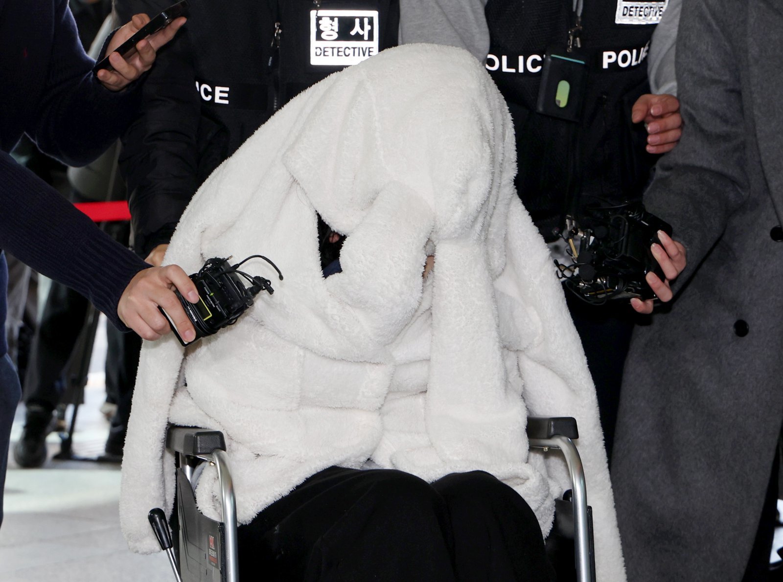 ‘반포대교 추락’ 포르쉐 운전자, 병원 화장실 ‘던지기’로 프로포폴 확보