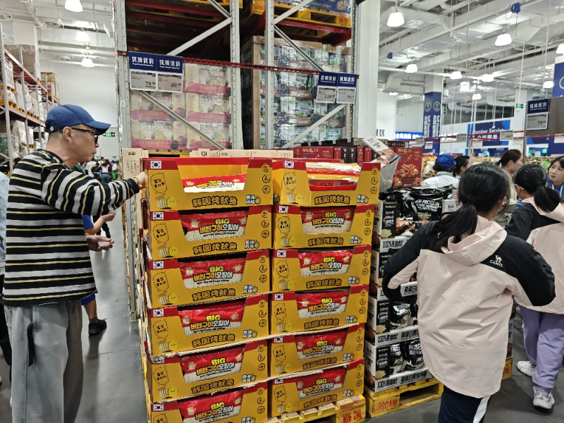 중국 샘스클럽은 한국 중소기업 상품도 직수입해 판매하고 있다. 다만 샘스클럽에 입점하려면 까다로운 심사를 거쳐야 한다. 올 초 입점한 현대푸드의 버터구이오징어 제품이 진열돼 있는 모습. 베이징=김철중 특파원 tnf@donga.com