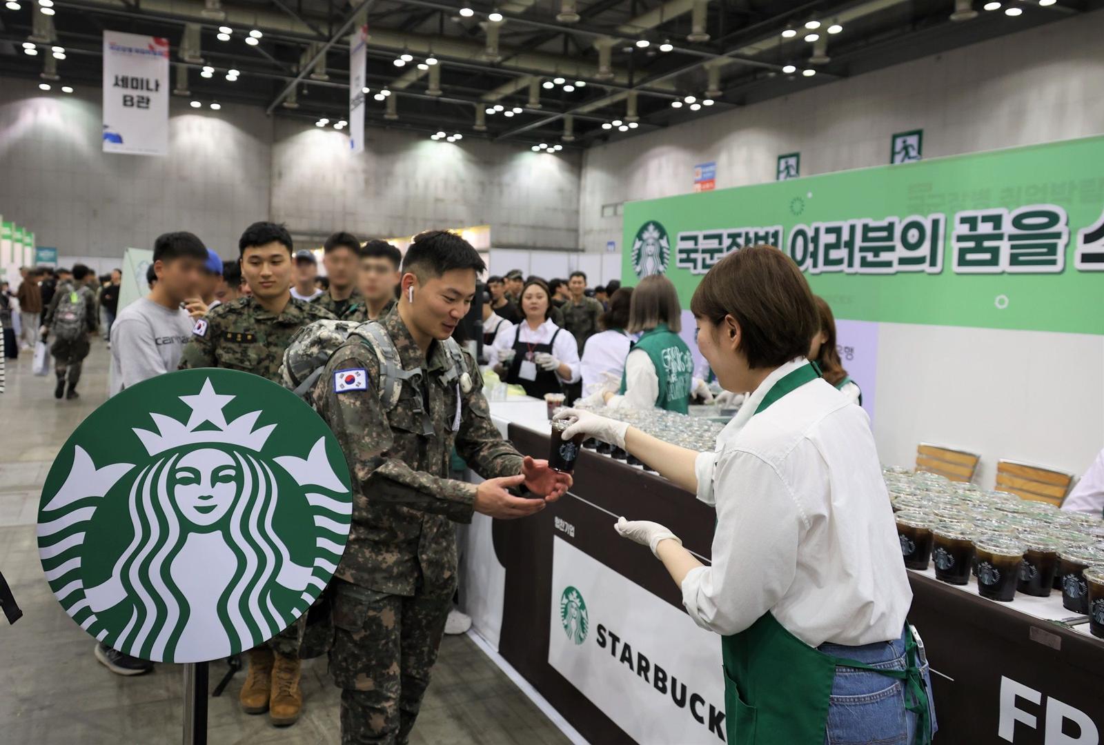 스타벅스코리아가 국군 장병 복지 향상 및 지원 확대를 위해 국방부와 업무협약을 체결했다고 7일 밝혔다. 사진=스타벅스코리아 제공