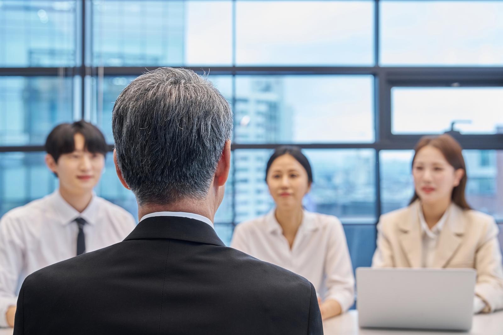 고령자 재취업, 직종 바뀌면 월급 절반까지↓…‘경력 초기화’