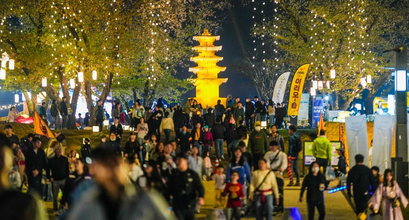 전북 익산시 왕궁리 유적에서 열린 국가유산 야행에 참여한 관람객들이 문화유산 사이를 거닐며 역사 체험을 하고 있다. 익산시 제공