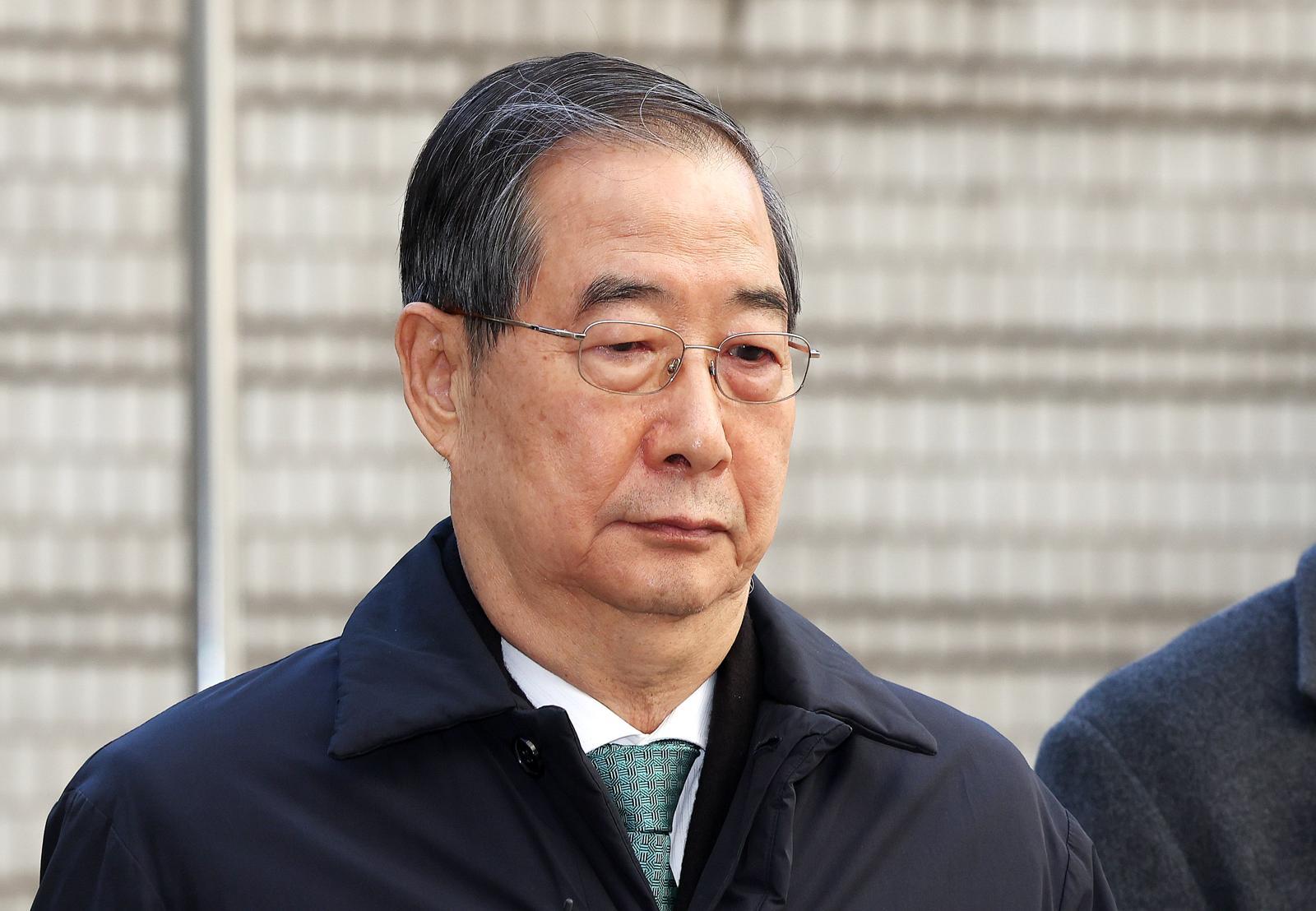 한덕수 전 국무총리가 21일 오후 서울 서초구 서울중앙지법에서 열린 내란 우두머리 방조, 내란 중요임무 종사 혐의 사건 1심 선고공판에 출석하고 있다. 이날 내란 중요임무 종사 혐의로 기소된 한 전 총리는 1심에서 징역 23년을 선고받고 법정구속됐다. 2026.1.21 ⓒ 뉴스1