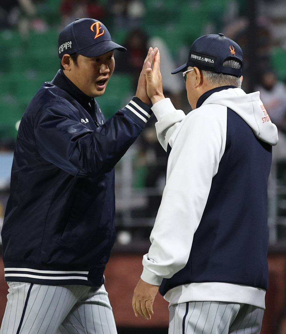 ‘SSG 5연승 저지’ 한화 김경문 감독 “추운 날씨에도 선수들이 집중력 발휘”