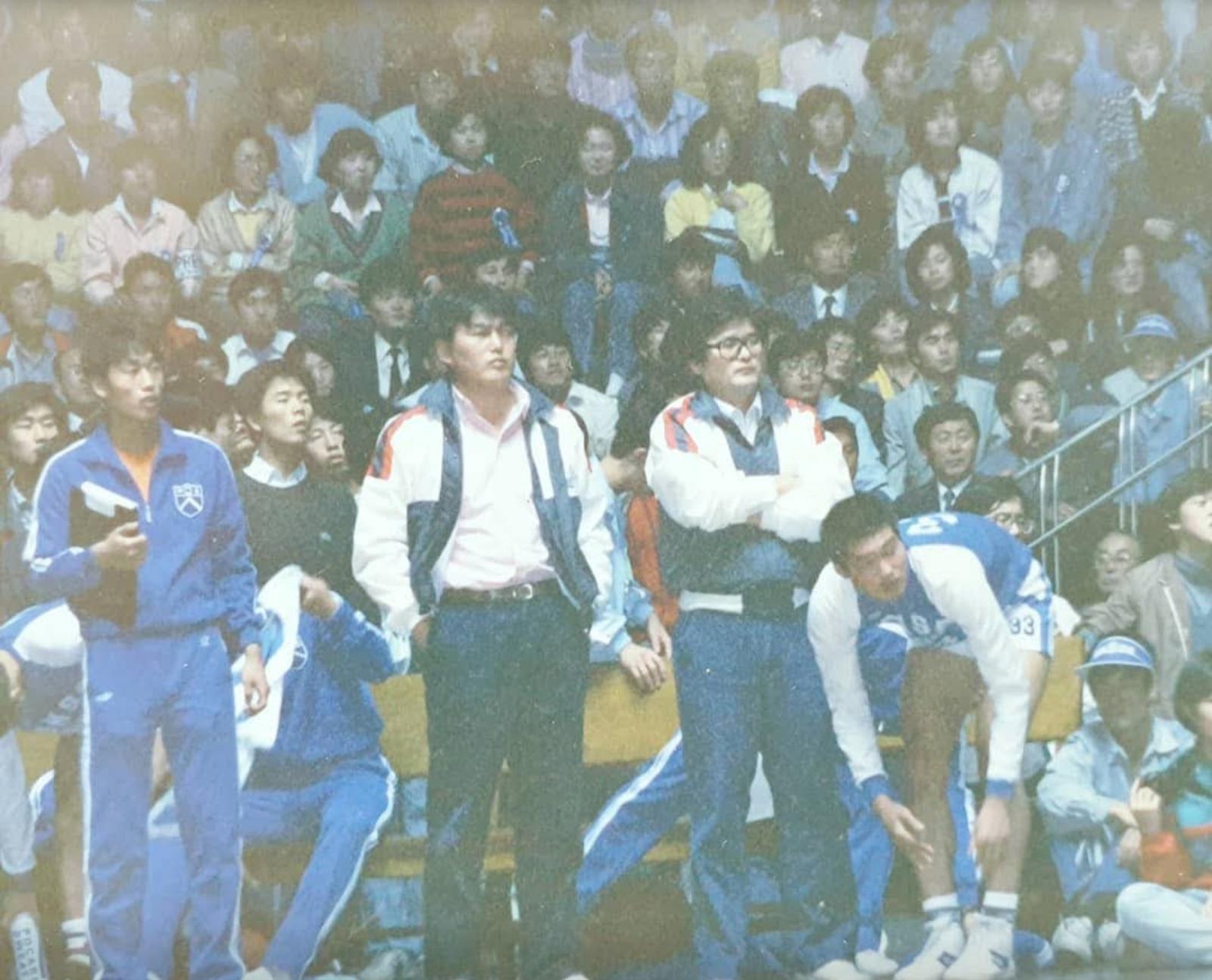 1987년 지도자로 인생 첫 호흡을 맞춘 최희암 연세대 감독(앞줄 오른쪽에서 두 번째)과 박건연 코치(앞줄 오른쪽에서 세 번째). 박건연 제공