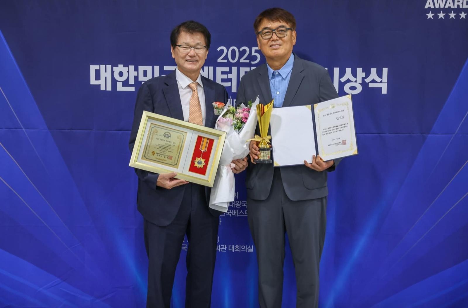 3대3 농구 발전에 기여한 공로로 ‘2025 제24회 베스트 브랜드 어워즈’ 대상을 수상한 최희암 감독과 박건연 코치. 박건연 제공