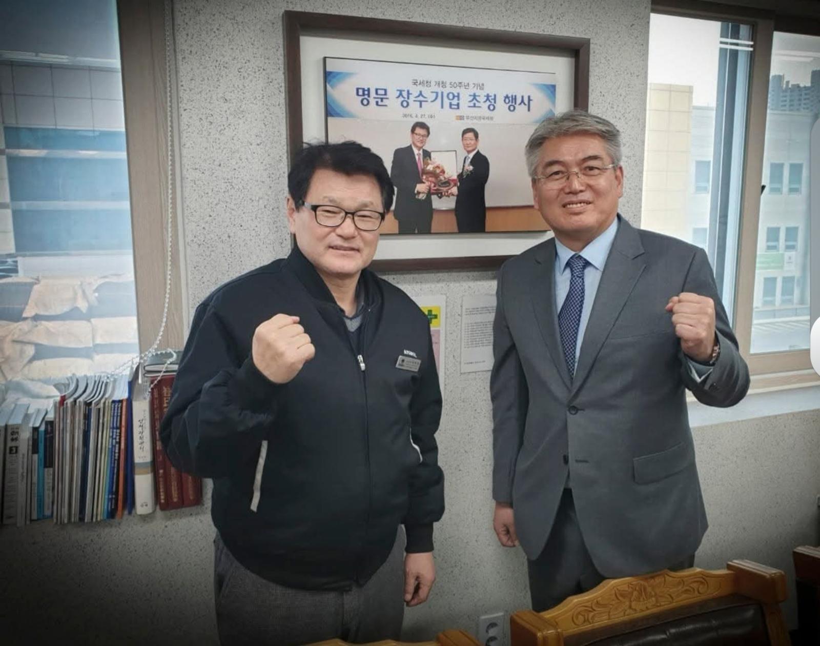 최희암(왼쪽) 박건연, 두 사람은 감독과 코치로 만났지만 농구라는 시간을 함께 건너온 동지다. 박건연 제공