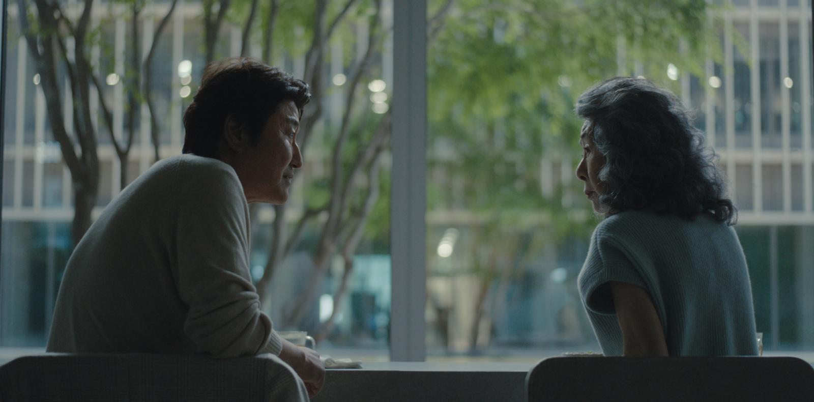 16일 공개되는 ‘성난 사람들’ 시즌2에 출연한 배우 윤여정(오른쪽)과 송강호. 두 배우는 이 작품에서 한국 재벌 부부를 연기한다. 넷플릭스 제공