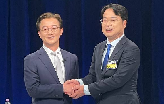 더불어민주당 부산시장 경선 후보인 전재수 국회의원(왼쪽)과 이재성 전 부산시당위원장이 3일 KNN 토론회에 앞서 악수하고 있다. 전재수 후보 캠프 제공