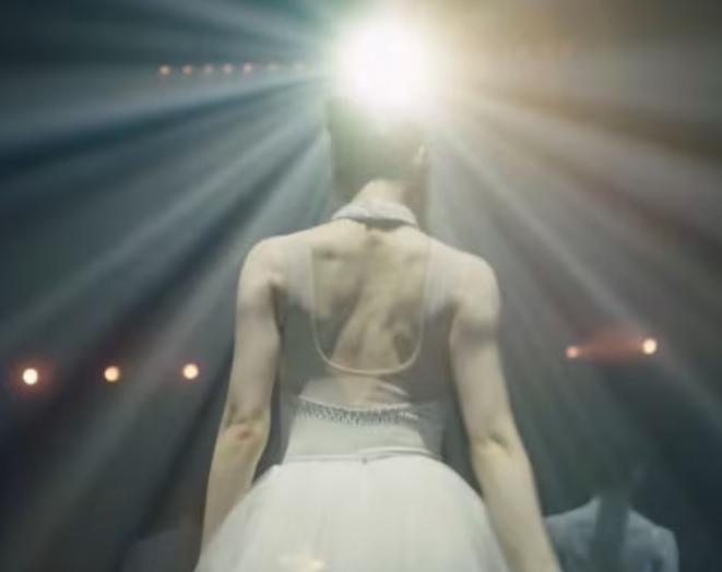전 피겨스케이팅 국가대표 김연아가 구글 인공지능(AI) ‘제미나이’ 캠페인 영상에서 발레 동작을 선보이고 있다. 
유튜브 화면 캡처전 피겨스케이팅 국가대표 김연아가 구글 인공지능(AI) ‘제미나이’ 캠페인 영상에서 발레 동작을 선보이고 있다. 
유튜브 화면 캡처