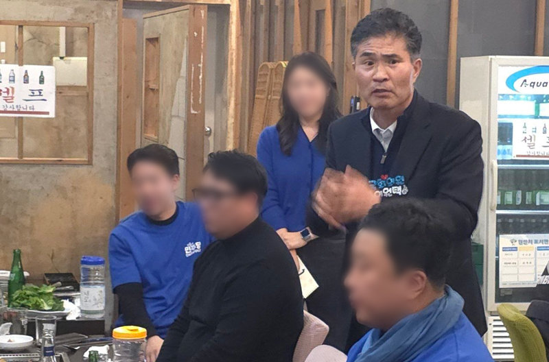 더불어민주당 전북도지사 예비후보인 이원택 의원이 지난해 11월 29일 전북 정읍시의 한 고깃집에서 전북도의원을 포함한 청년들에게 모두발언을 하고 있다. 민주당은 해당 자리의 식사 비용 일부를 이 의원 측근인 전북도의원이 도의회 업무추진비로 대납했다는 의혹에 대한 윤리감찰에 착수했다. 독자 제공