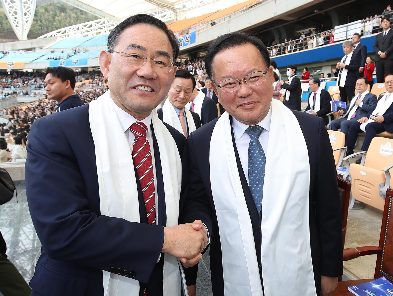 6·3 지방선거에서 더불어민주당 후보로 대구시장에 출마하는 김부겸 전 총리와 국민의힘에서 공천 배제(컷오프)된 주호영 국회부의장이 지난 5일 오후 대구 수성구 대구스타디움에서 열린 ‘2026 대구 기독교 부활절 연합예배’에서 만나 악수하고 있다. 2026.4.5 ⓒ 뉴스1