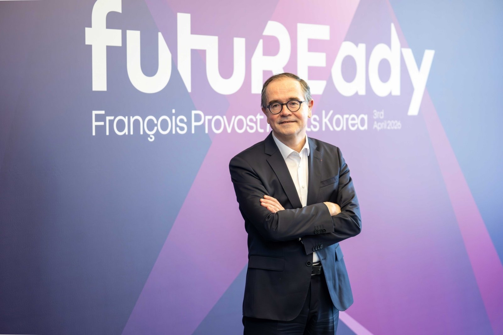 프랑수아 프로보 르노그룹 회장이 3일 서울 서초구 JW메리어트 호텔에서 열린 미디어 라운드 테이블에서 지난달 발표한 그룹 중장기 전략 ‘퓨처레디(futuREady) 플랜’을 한국 취재진에 설명한 뒤 기념 사진을 촬영한 모습(르노코리아 제공). 2026.4.3.