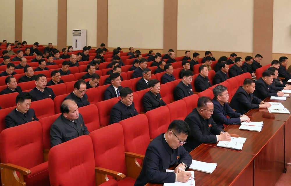 북한 노동당 기관지 노동신문은 8일 “경애하는 김정은 동지께서 최고인민회의 제15기 제1차 회의에서 하신 역사적인 시정연설에 제시된 강령적 과업을 철저히 관철하기 위한 철도성·육해운성·평양건설위원회·국가과학원·문화성·체육성 당위원회 전원회의 확대회의들이 진행됐다＂고 보도했다. 평양 노동신문=뉴스1
