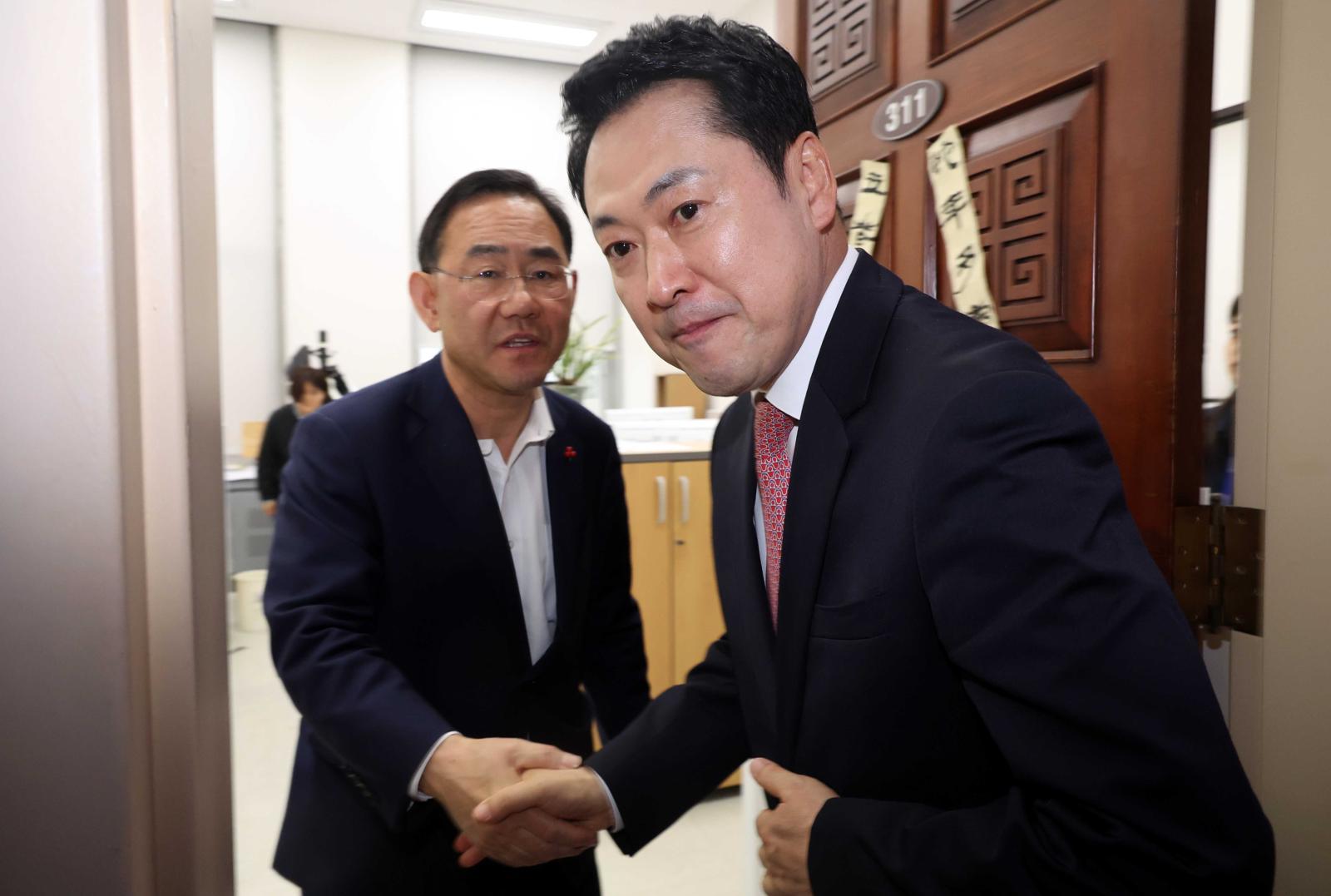 장동혁 국민의힘 대표가 31일 오후 서울 여의도 국회부의장실에서 주호영 의원과 대구시장 공천 관련 비공개 면담을 마치고 나오며 악수를 하고 있다. 뉴시스